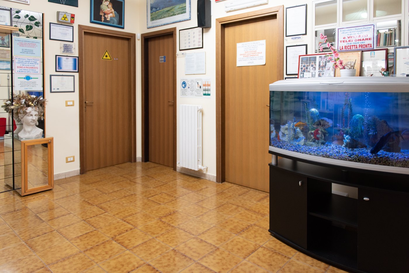 Reception dello studio dentistico a Soverato dove si prenotano i controlli del trattamento ortodontico